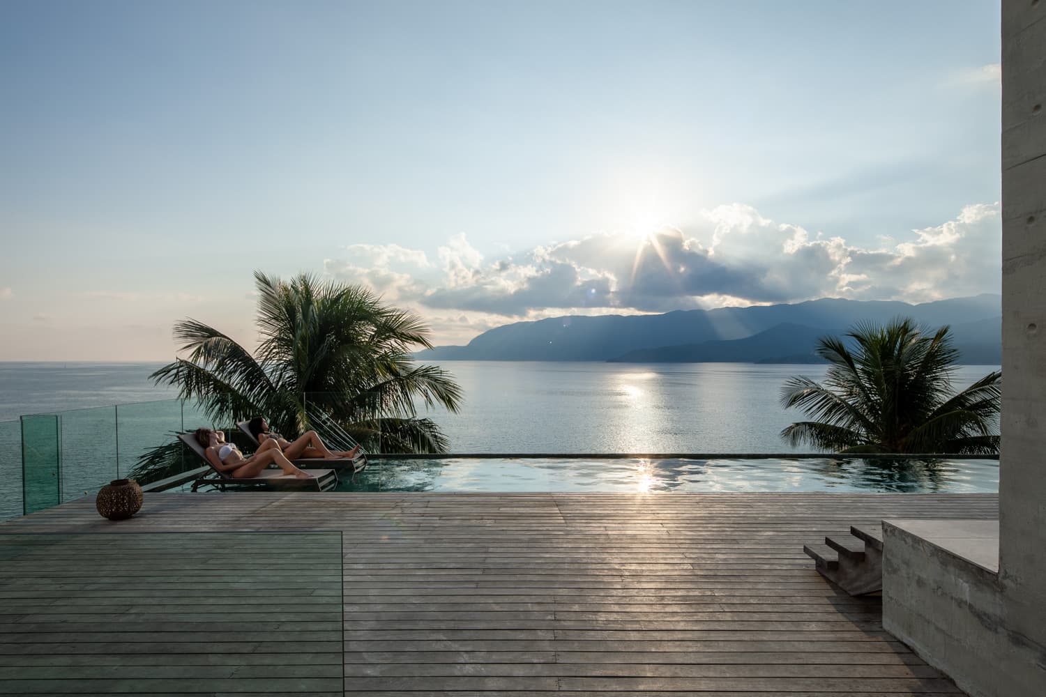 Piscina ao pôr do sol